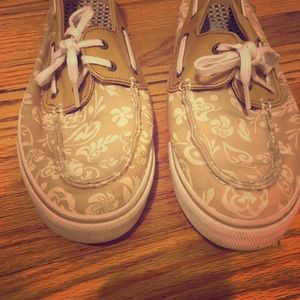 Women’s sperry shoes. Lightly used. :)